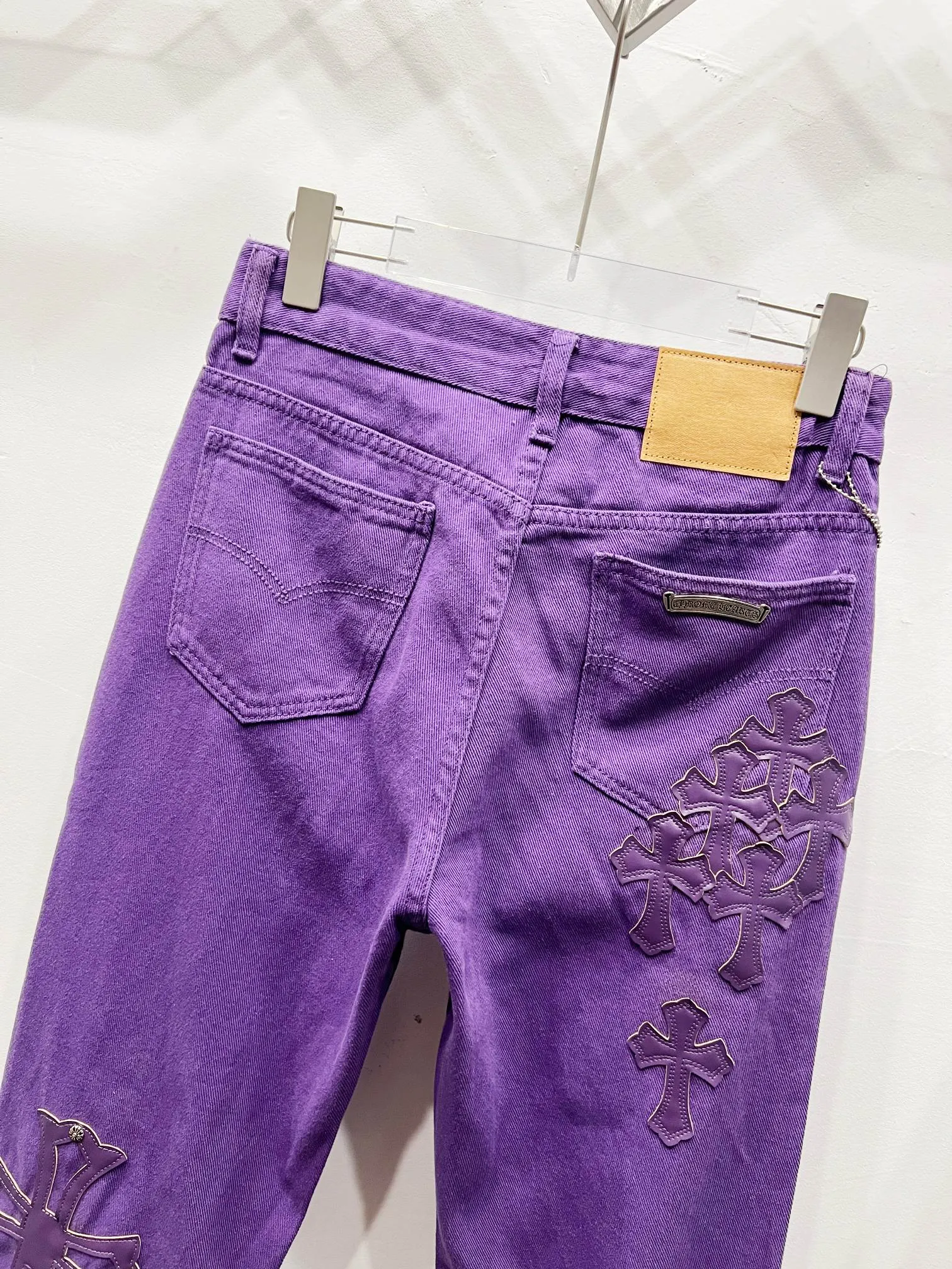 P250 model number: Chrome Hearts CH Chrome’s latest purple patchwork leather jeans exude unruly personality and unique charm. Every wear and tear is carefully designed to present a unique artistic feel. Made of imported denim fabric, which has undergone heavy industrial washing and destruction treatment, the trousers show a super cool effect on the upper body, allowing you to dominate the fashion stage.  This is more than just a pair of jeans, it is an expression of attitude. With its unique design concept and ultimate pursuit of details, Croxin breaks traditional boundaries and defines the jeans trend in the new era. The trousers are made of double-layer woven fabric and matched with customized hardware, showing an incomparably beautiful and unique style, making every wearer the focus of fashion. Imported denim fabric, super heavy-duty washed and damaged, the upper body is super cool! Customized hardware, incomparably good-looking style. The production process is difficult. It has a high-street feel. Color: Purple Size: S M L XL